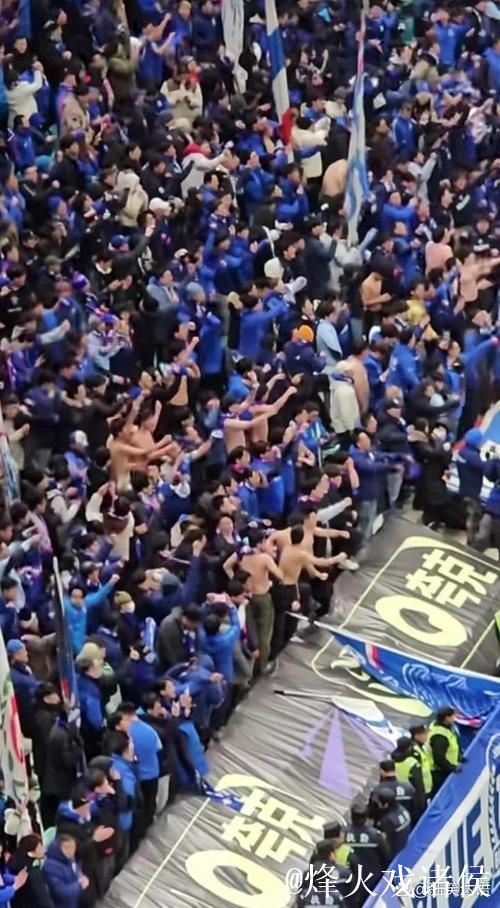 球迷蜂拥离场,快船主场球馆出口人潮涌动 球迷蜂拥离场,快船主场球馆出口人潮涌动